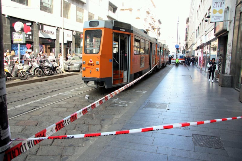 Urtata da tram in centro Milano, la 20enne è in prognosi riservata 1