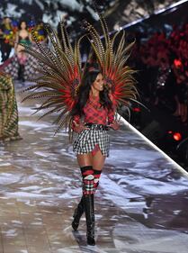 Lais Ribeiro, la supermodella brasiliana illumina lo show 4