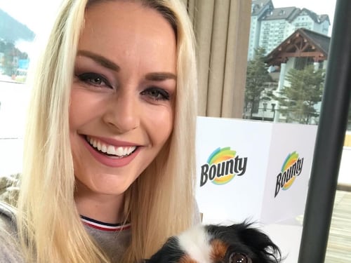 Lindsey Vonn sexy con la parrucca rosa