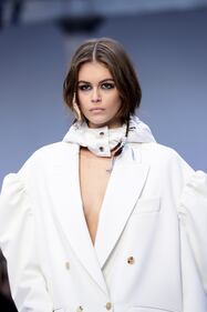 Kaia Gerber e le sorelle Hadid in passerella, foto 4