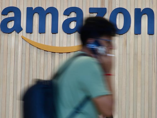“Scansiona i libri e li distrugge”: l’accusa ad Amazon