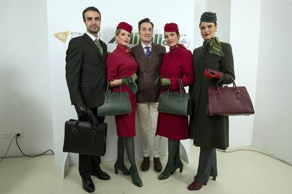 "Rosse come la Ferrari". Ecco le nuove divise Alitalia 6