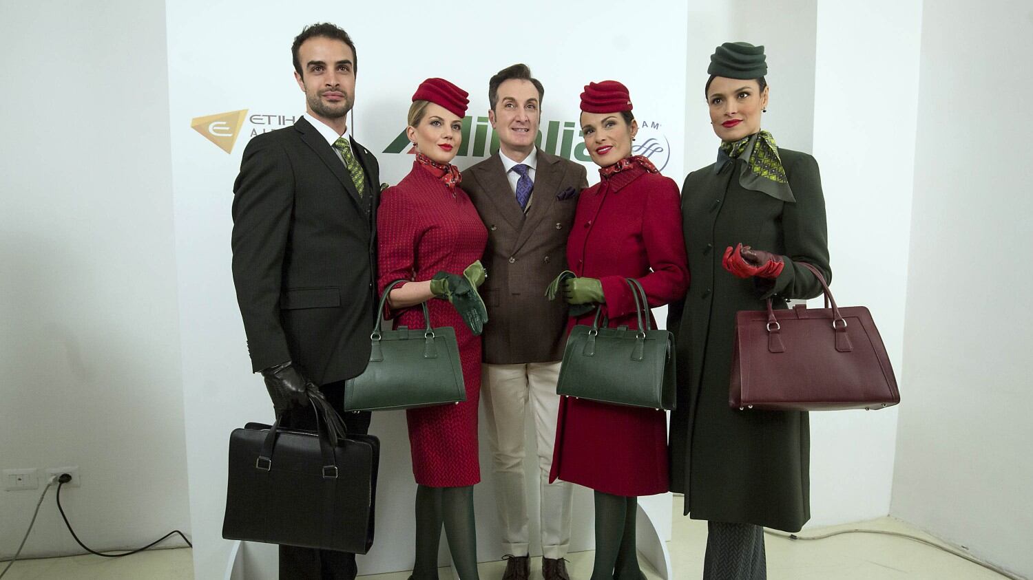 Nuove divise Alitalia, scontro tra sindacati e compagnia aerea