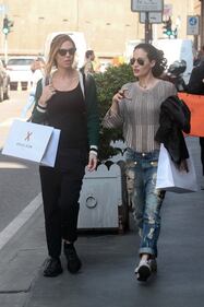 Ilary Blasi, shopping a Milano con l'amica Morena 19
