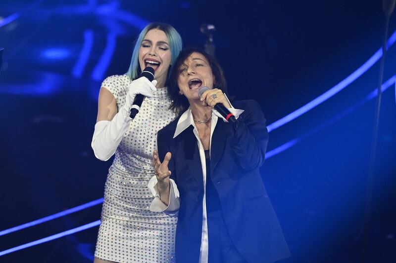 Sanremo 2024: ecco il look della quarta serata del Festival di Rose Villain 5