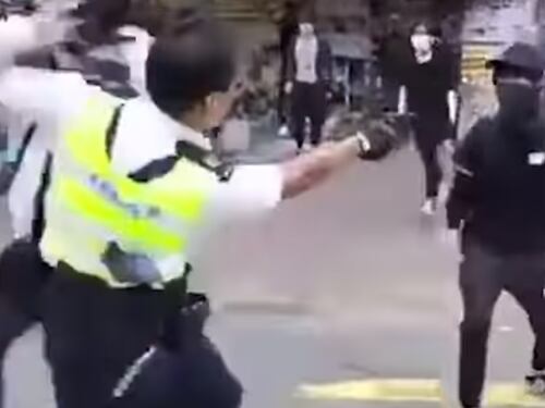 Hong Kong, la polizia spara: manifestante in condizioni critiche