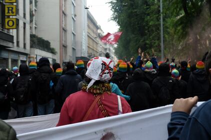 Fumogeni, pietre e bottiglie: l'attaccon degli antagonisti 1