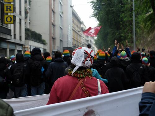 Fumogeni, pietre e bottiglie: l'attacco degli antagonisti
