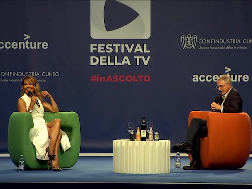 "Fanno una vita di m...". La d'Urso punge gli odiatori e sbarca nel Metaverso