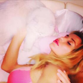 Valeria Marini esplosiva su Instagram 8