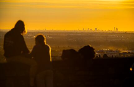 Il vento spazza via nubi e smog: da Bergamo si vede lo skyline di Milano 7