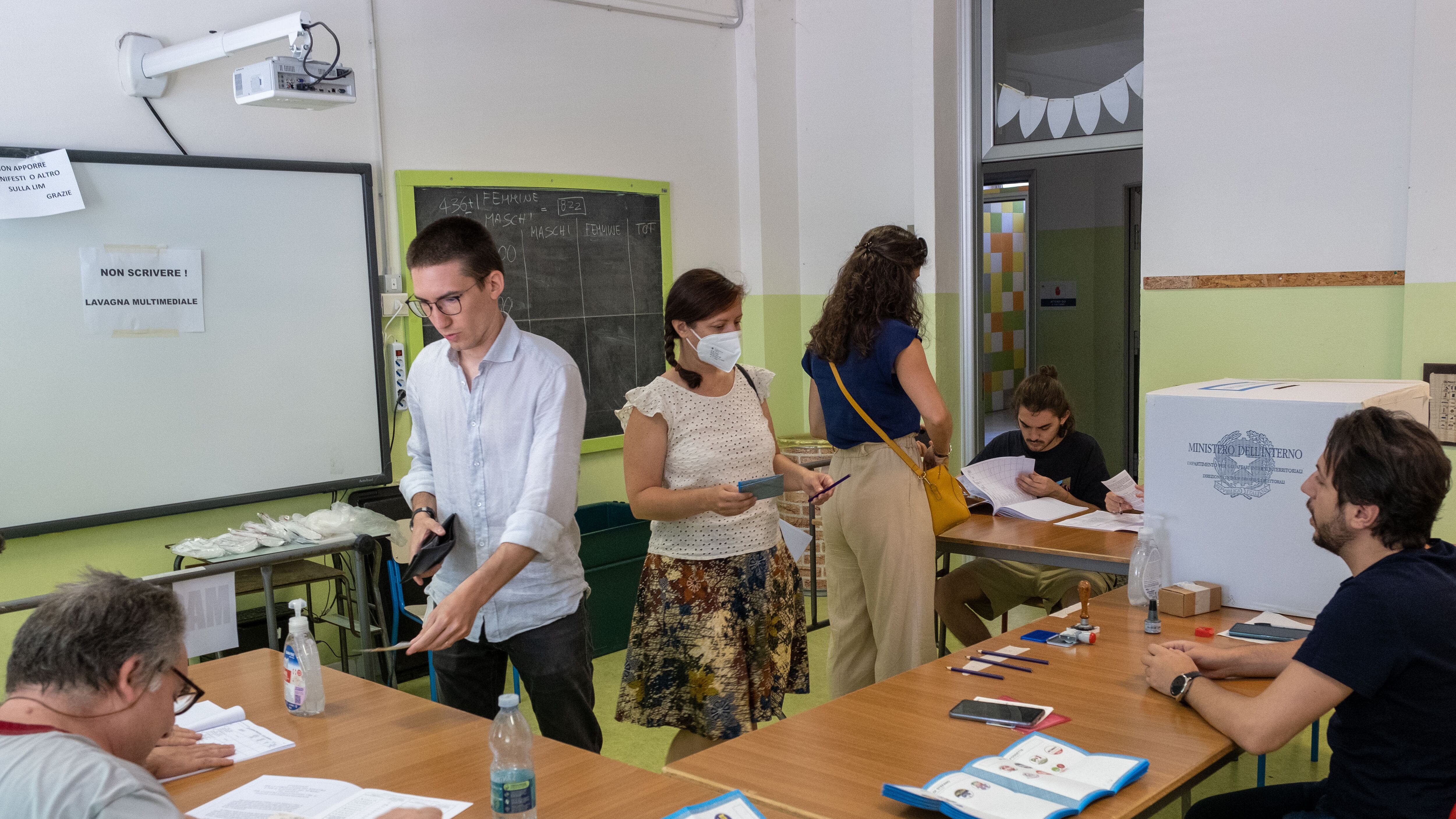 Crolla l'affluenza in Lombardia, alle 23 hanno votato 4 su dieci