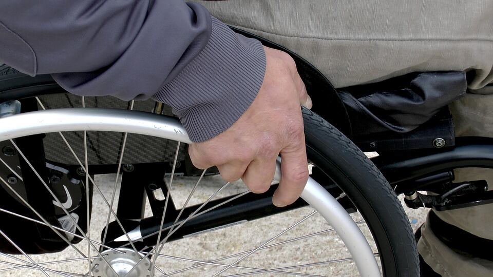 Disabile picchiato da tre extracomunitari per uno zaino