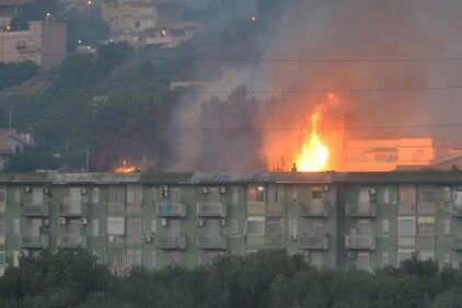 Palermo accerchiata dal fuoco: bruciano le colline attorno alla città 3