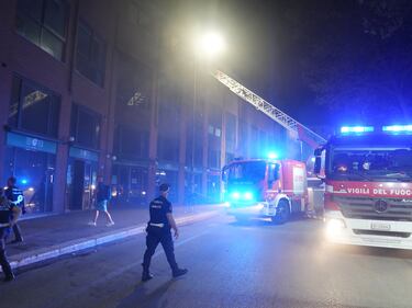 Vigili del fuoco a lavoro per spegnere l'incendio in un magazzino cinese a Milano 6