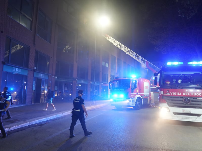 Vigili del fuoco a lavoro per spegnere l'incendio in un magazzino cinese a Milano 6