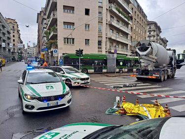 Tragedia a Milano, donna travolta e uccisa da una betoniera: i rilievi 1