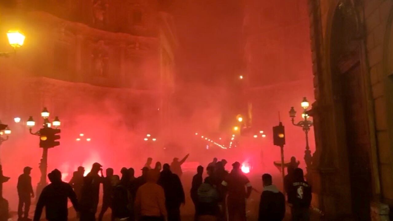 Scoppia il caos pure a Palermo: bombe carta contro la polizia