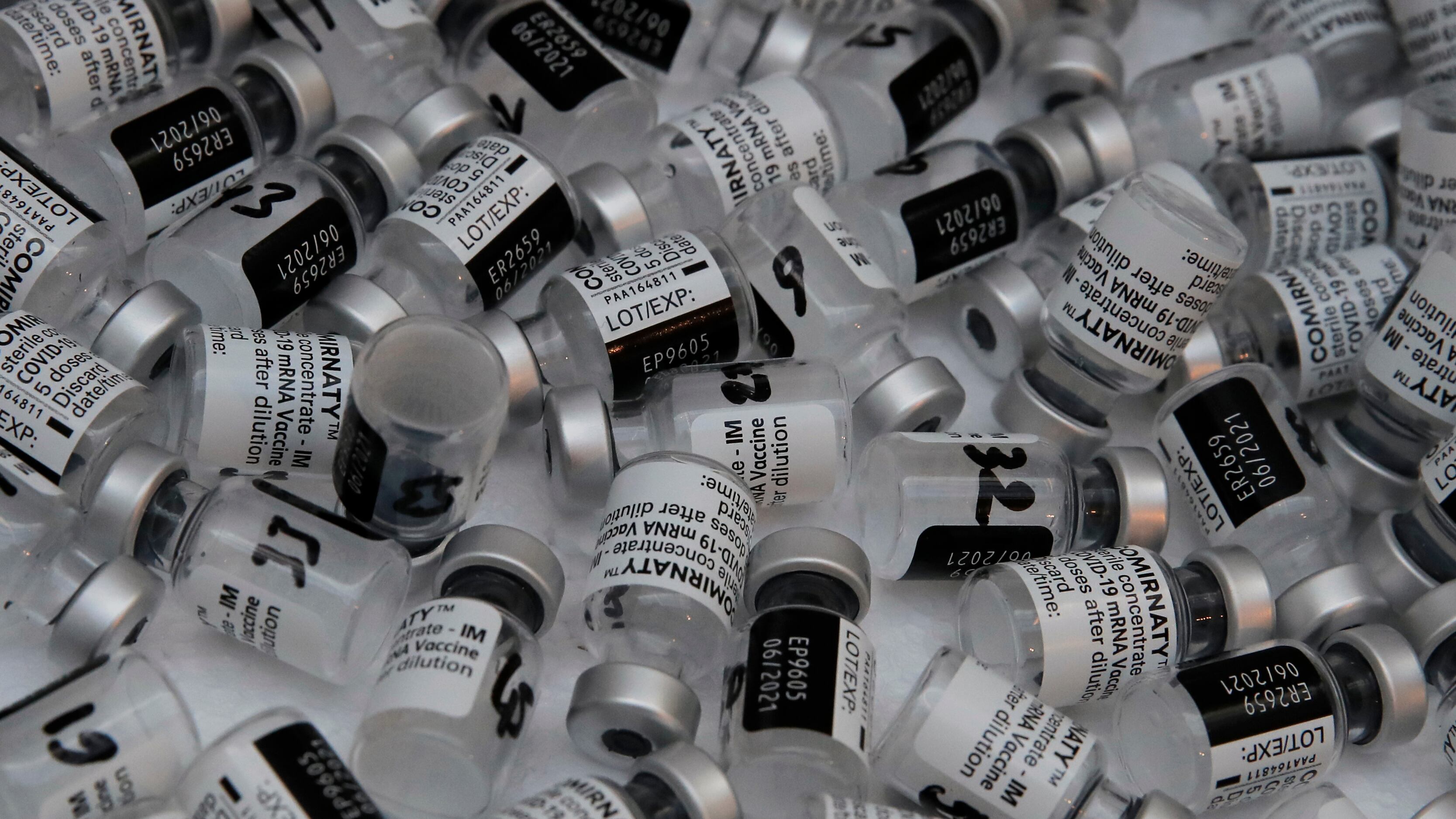 Il dibattito sulla terza dose: spunta l'ipotesi per i più fragili