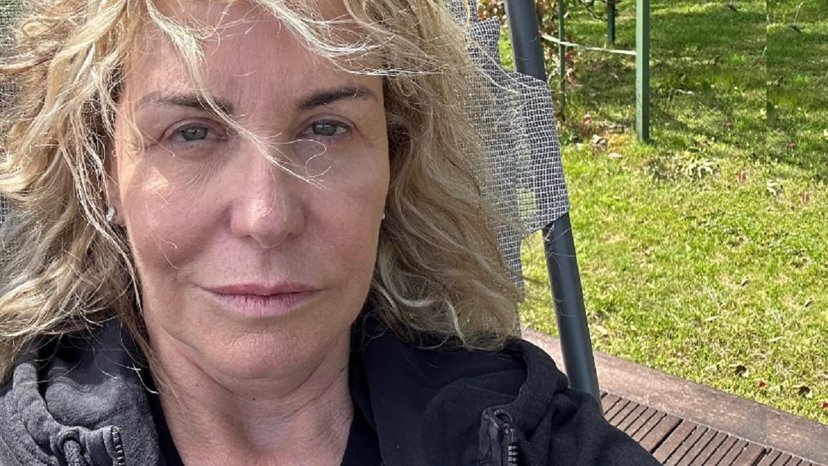 La foto senza filtri, poi l'offesa: perché si parla del selfie di Antonella Clerici