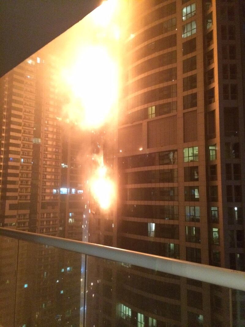 Dubai, 'incendio alla Torch Tower: venti piani in fiamme 1