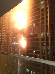 Dubai, 'incendio alla Torch Tower: venti piani in fiamme 1