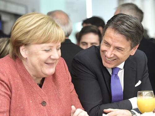 Davos, Conte a Merkel: "Posso offrirle un caffè?". I due leader immortalati mentre sorridono durante la pausa