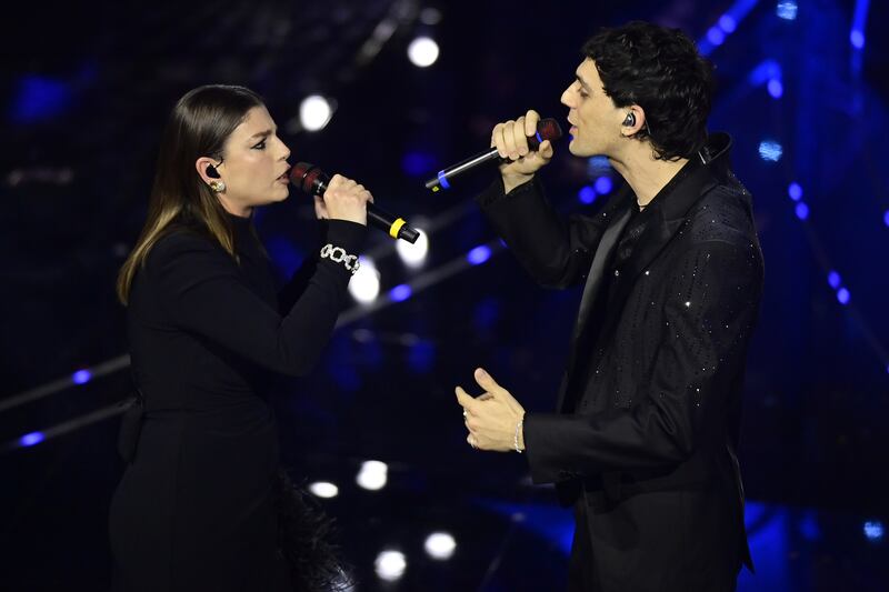 Sanremo 2024: ecco il look della quarta serata del Festival di Emma 1