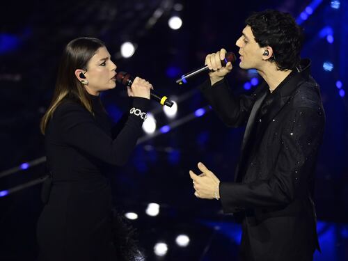 Sanremo 2024: ecco il look della quarta serata del Festival di Emma