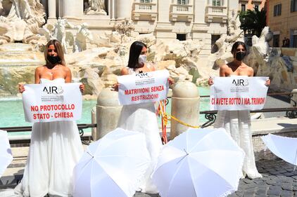 Fontana di Trevi e Piazza di Monte Citorio accolgono la protesta delle spose e degli operatori del settore Wedding 6