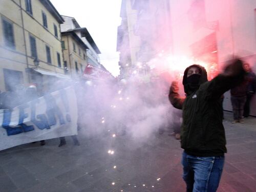 Scontri a Pisa tra antagonisti e polizia