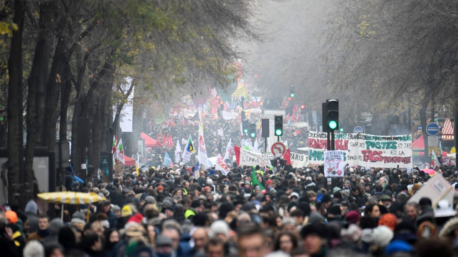Francia paralizzata da sciopero: a Parigi è caos per i black bloc