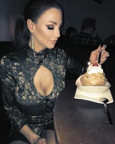 Jordan Carver riduce il seno maxi, social disperati 11