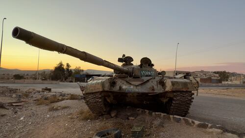 Carro armato abbandonato dalle forze di Assad