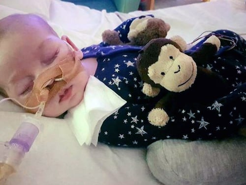 Una speranza per Charlie Gard: l'ospedale rivaluterà il caso