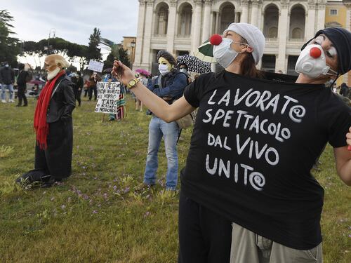 Non solo gilet arancioni: dalla cultura agli asili c'è un'Italia che protesta