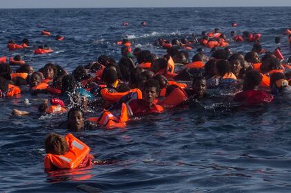 Migranti, naufraga un barcone al largo della Libia 7