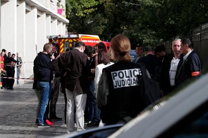 Parigi, auto travolge gruppo militari 8