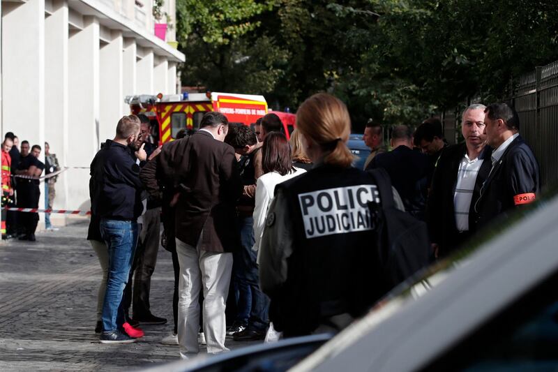 Parigi, auto travolge gruppo militari 8
