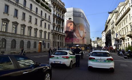 Belen Rodriguez: il poster della sexy showgirl incanta Piazza Venezia  4