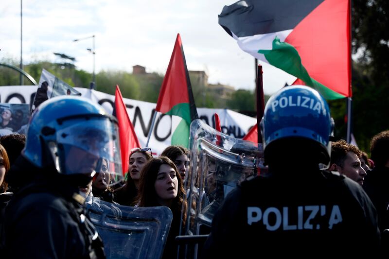 Tensioni in piazza tra Brigata ebraica e manifestanti pro-Palestina 6