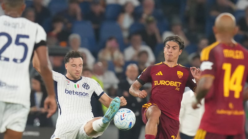 La Roma si illude e va avanti di due gol, poi Lautaro la riprende. Finisce 2-2 all’Olimpico