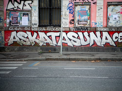 Sinistra in ritirata su Askatasana. Ma fioccano minacce sul preside anti-centro sociale