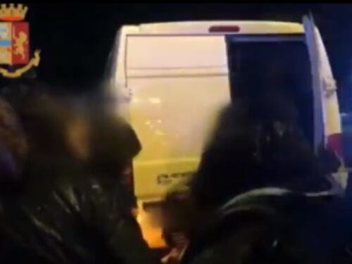 Trentasei migranti chiusi dentro un furgone: arrestati due pakistani