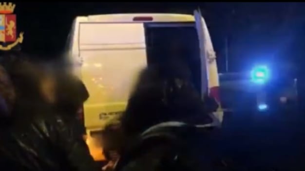 Trentasei migranti chiusi dentro un furgone: arrestati due pakistani