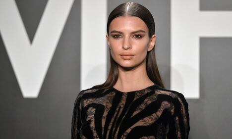 Emily Ratajkowski bollente per Natale 1
