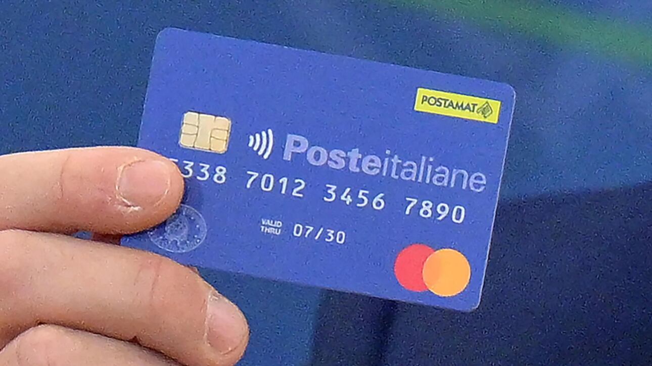 Il Fatto in prima: il governo "ruba ai poveri". Ma a pagina nove c'è la "card" governativa