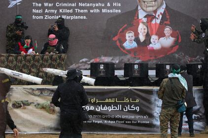 Hamas e il palco dell'orrore: esposte le bare dei 4 ostaggi morti 18