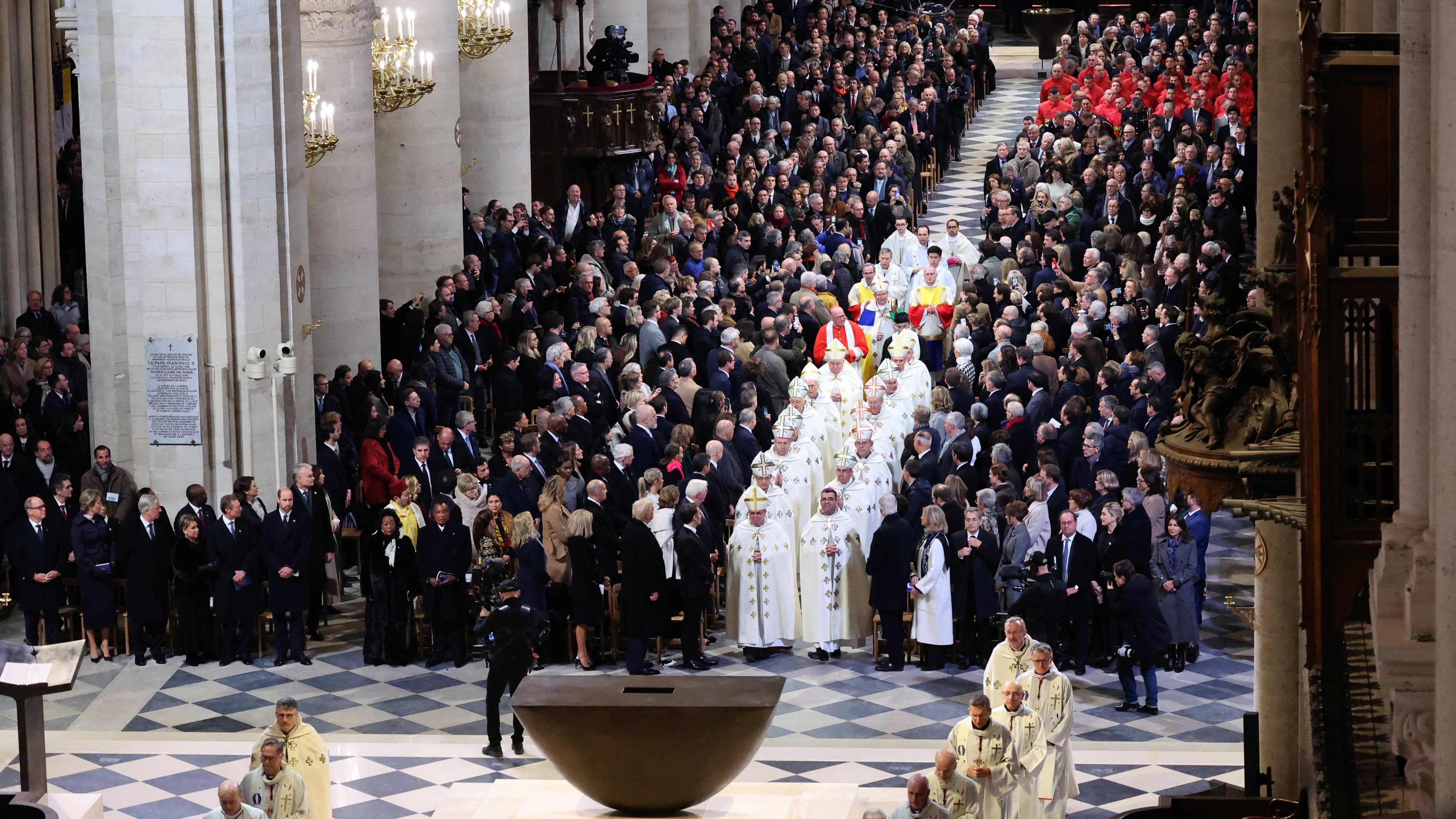 Notre-Dame riapre le porte. "Realizzato l'impossibile"