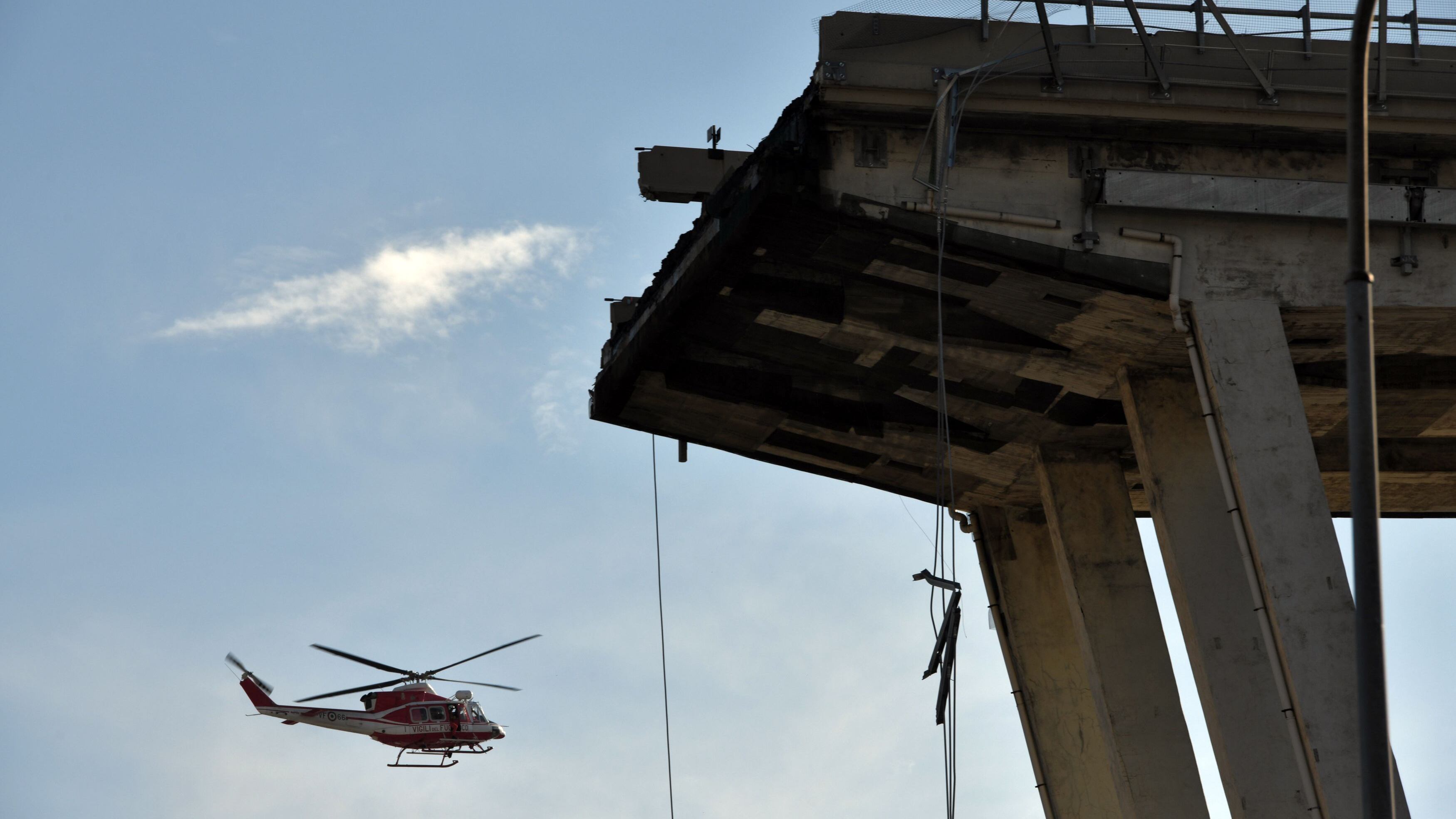 Genova, crolla il ponte sull'autostrada A10: 39 vittime sotto le macerie